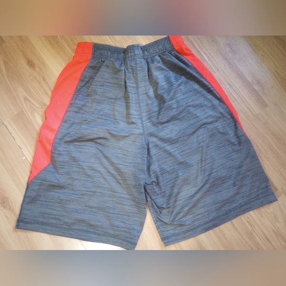 Under Armor Boys medium shorts - Picture 4 of 4